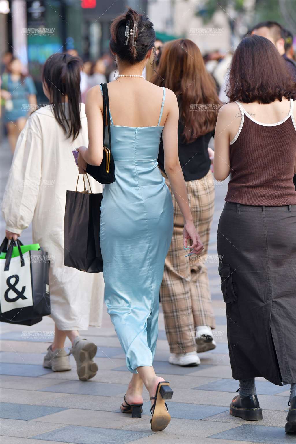 图片[2]-吊带长裙美女-街拍流行馆