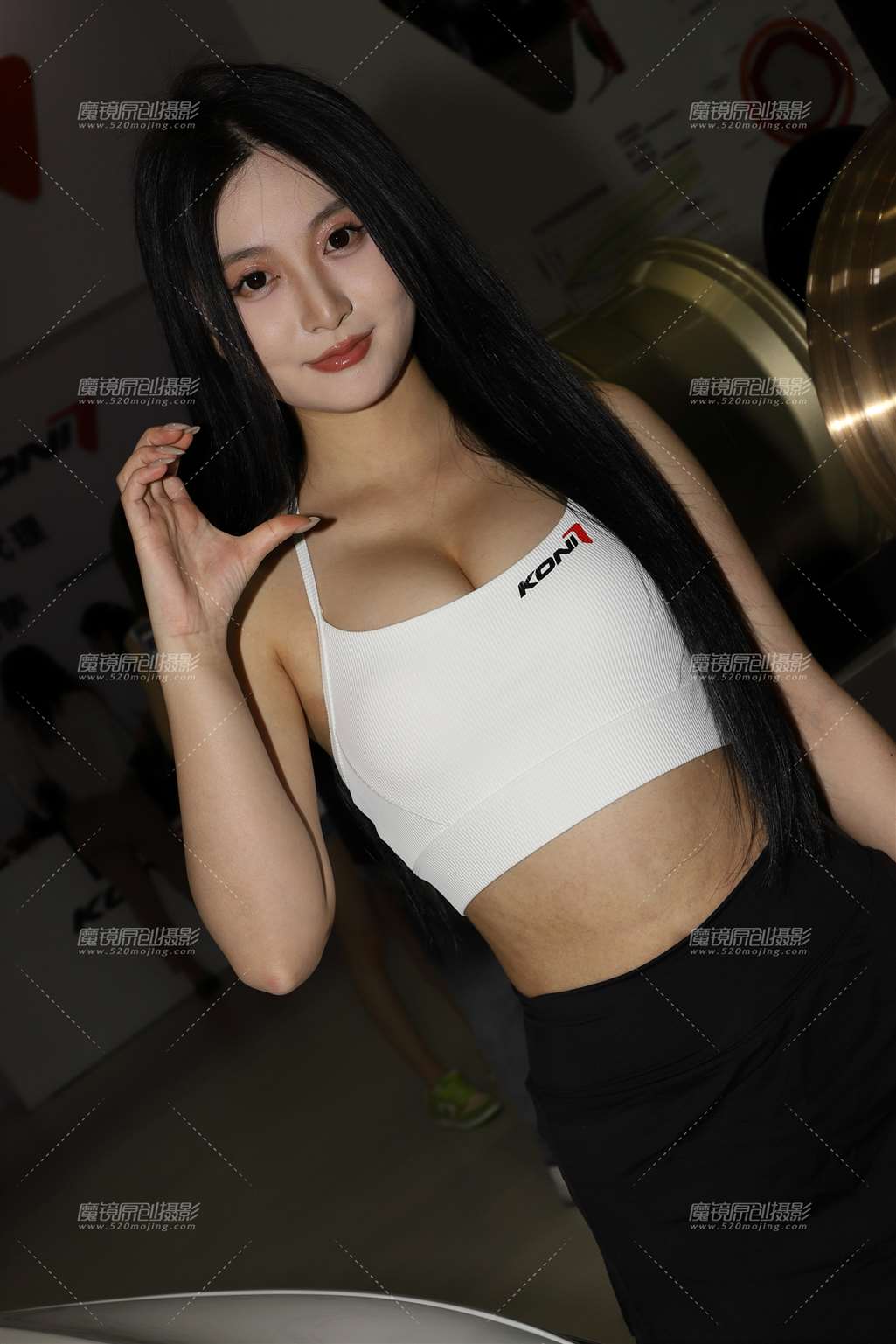 图片[1]-白色吊带抹胸黑色短裙2-街拍流行馆