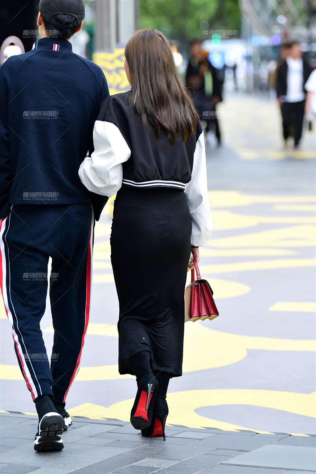 图片[2]-婀娜长裙美女-街拍流行馆