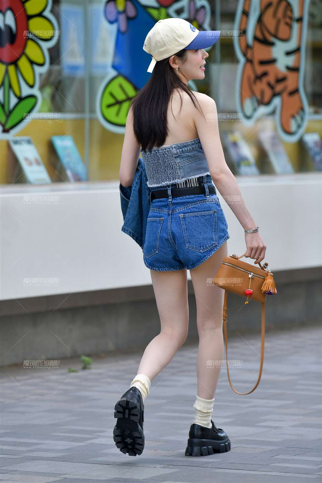 图片[3]-漂亮蓝色牛仔热裤美女-街拍流行馆