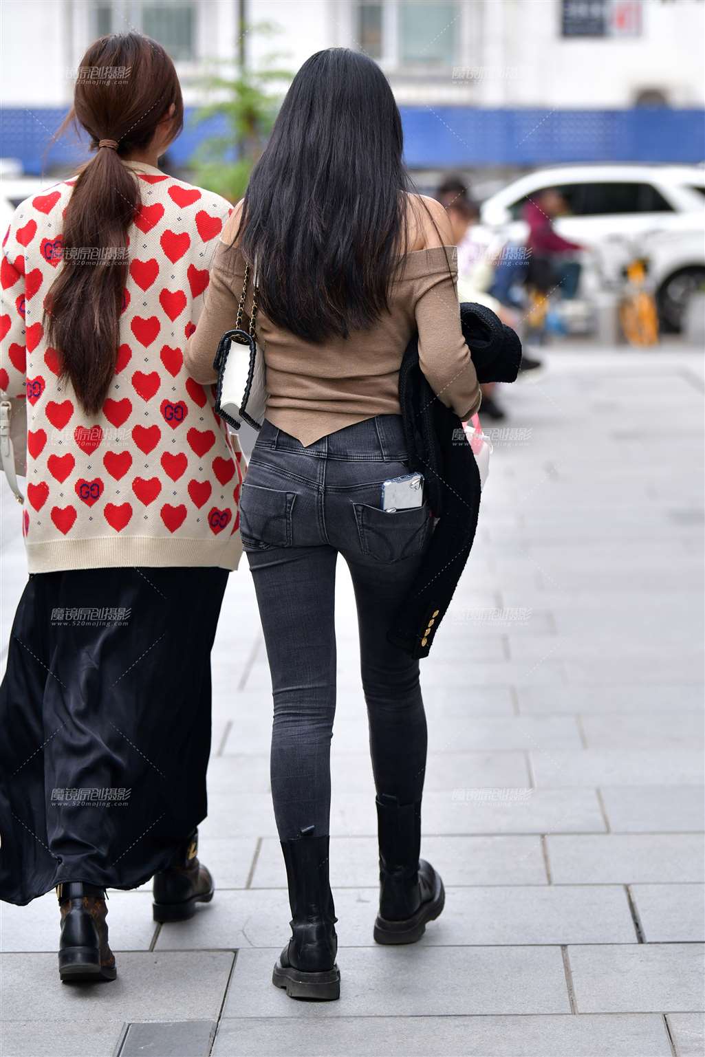 图片[2]-丰满牛仔裤美女-街拍流行馆
