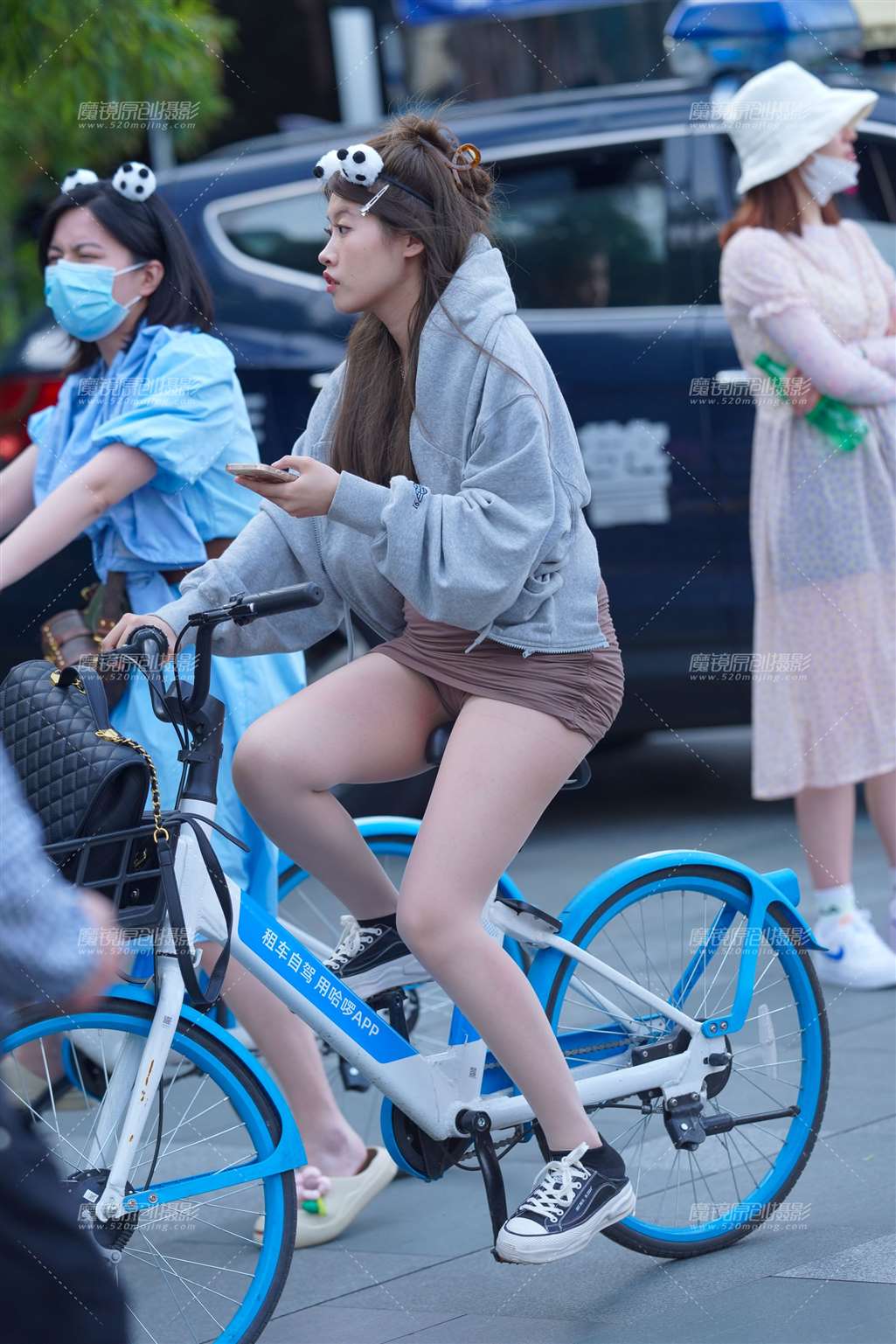 图片[1]-骑车小妹-街拍流行馆