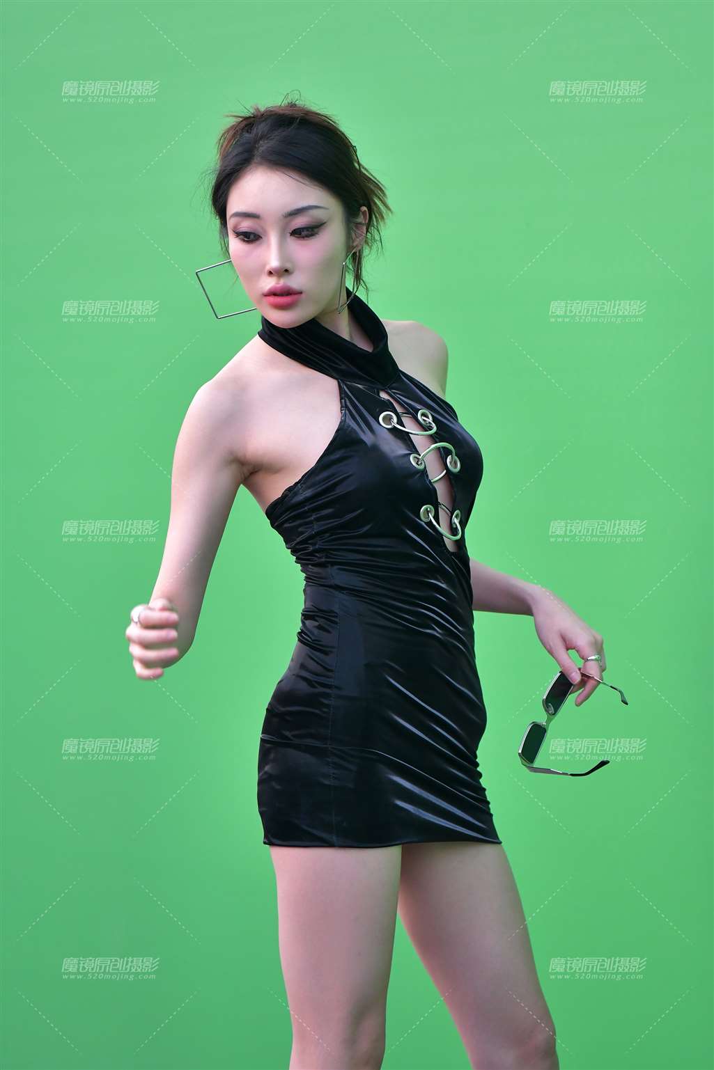 图片[4]-方耳环漂亮黑短裙美女-街拍流行馆