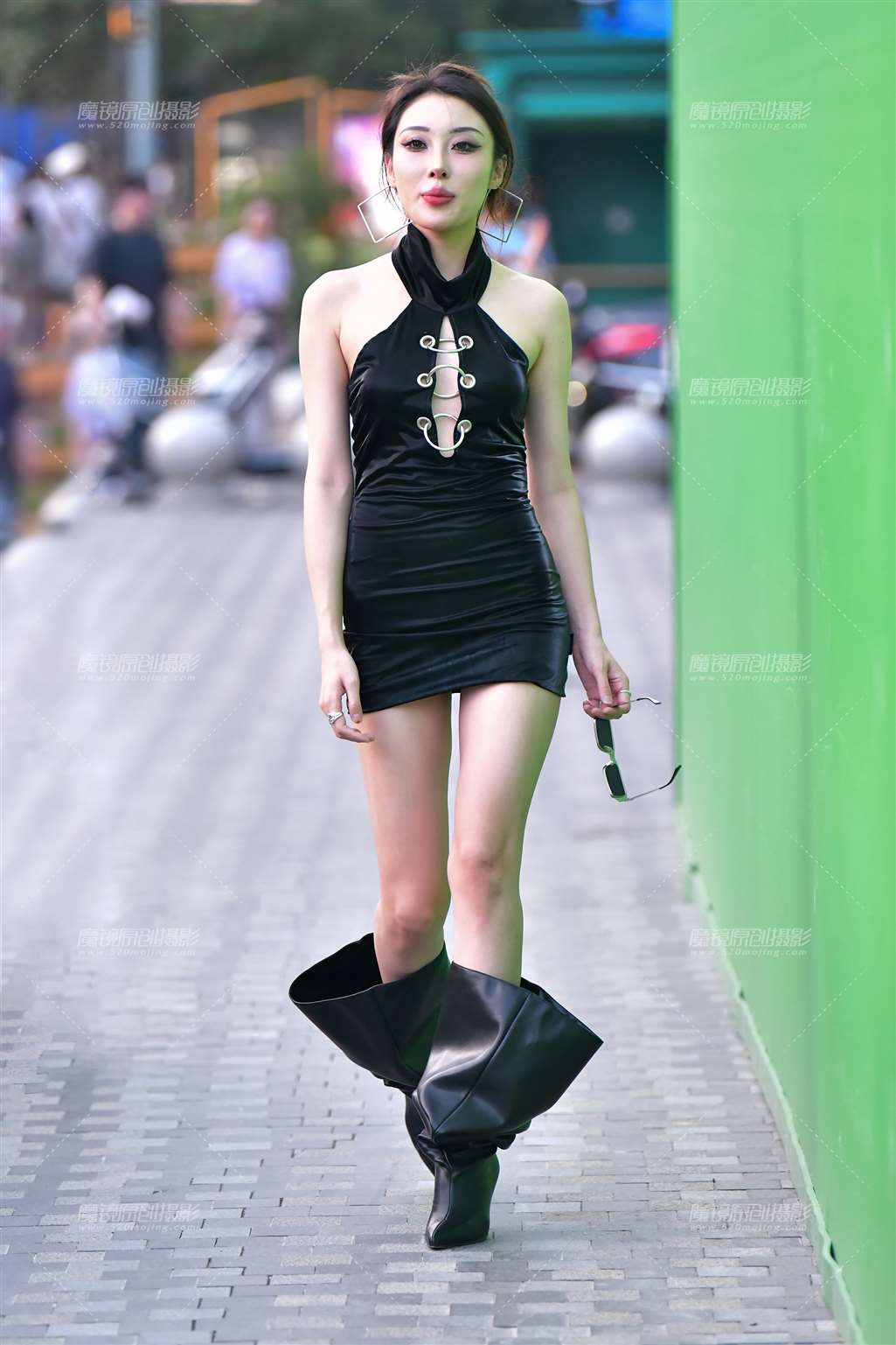 图片[5]-方耳环漂亮黑短裙美女-街拍流行馆