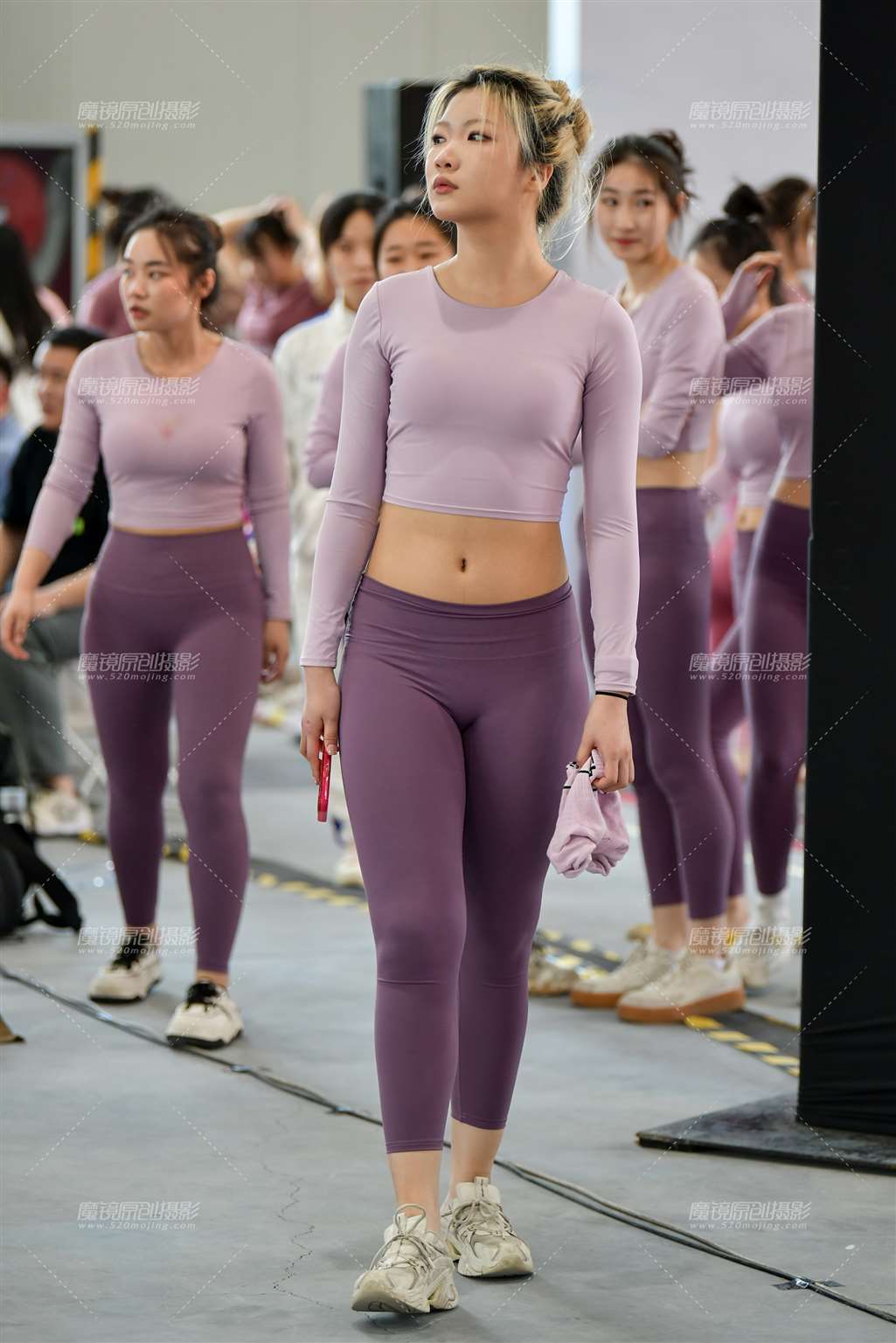 图片[3]-场下瑜伽紧身裤美女-街拍流行馆