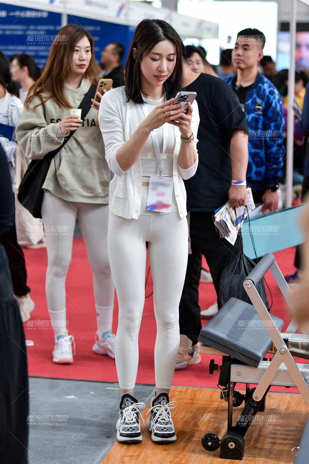 图片[1]-白色瑜伽紧身裤美女-街拍流行馆