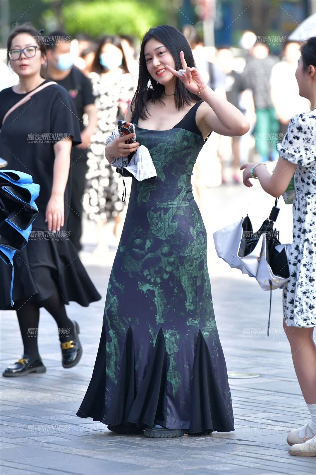 图片[1]-高挑长裙美女-街拍流行馆