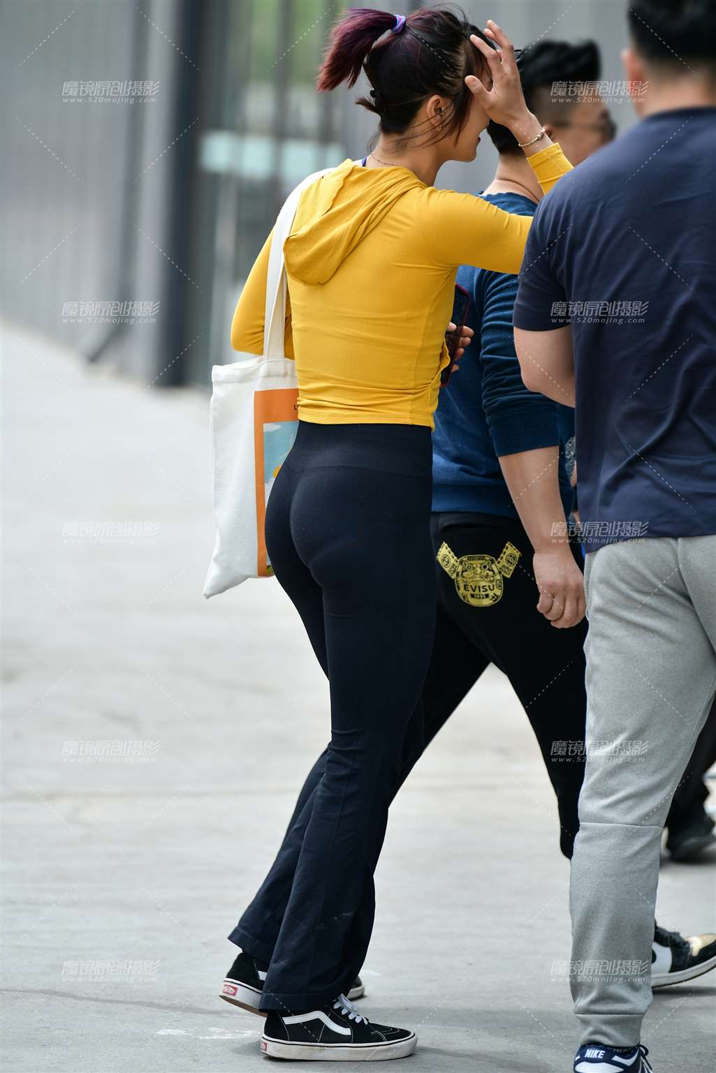 图片[4]-紧身黑裤美女-街拍流行馆