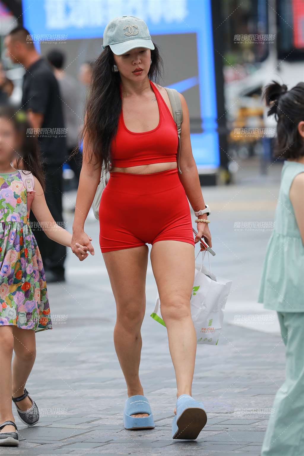 图片[3]-红瑜伽服辣妈-街拍流行馆
