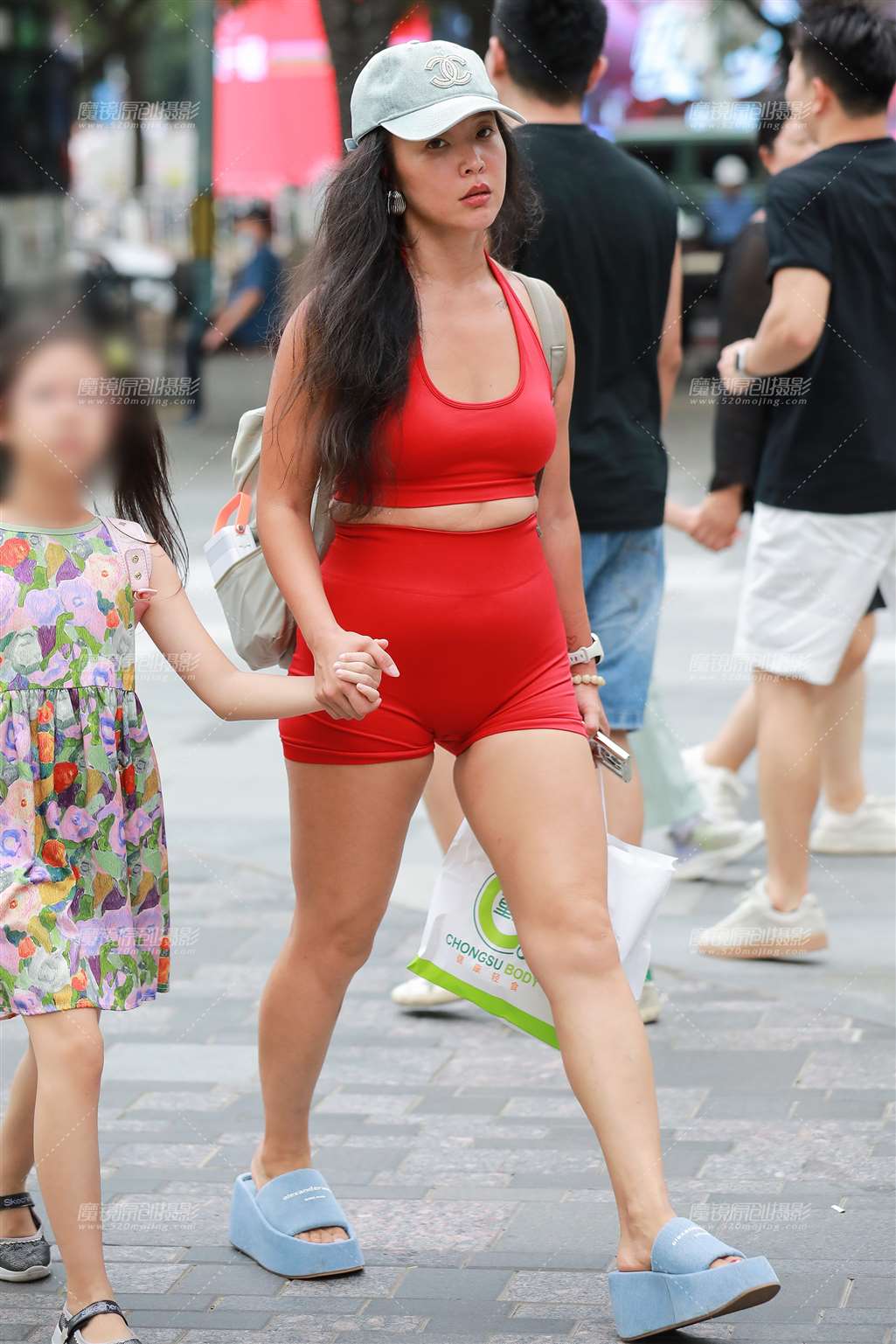 图片[1]-红瑜伽服辣妈-街拍流行馆