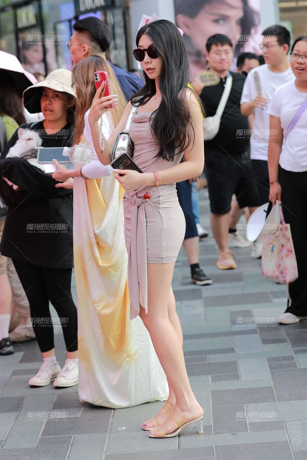 图片[1]-长腿包臀裙美女-街拍流行馆
