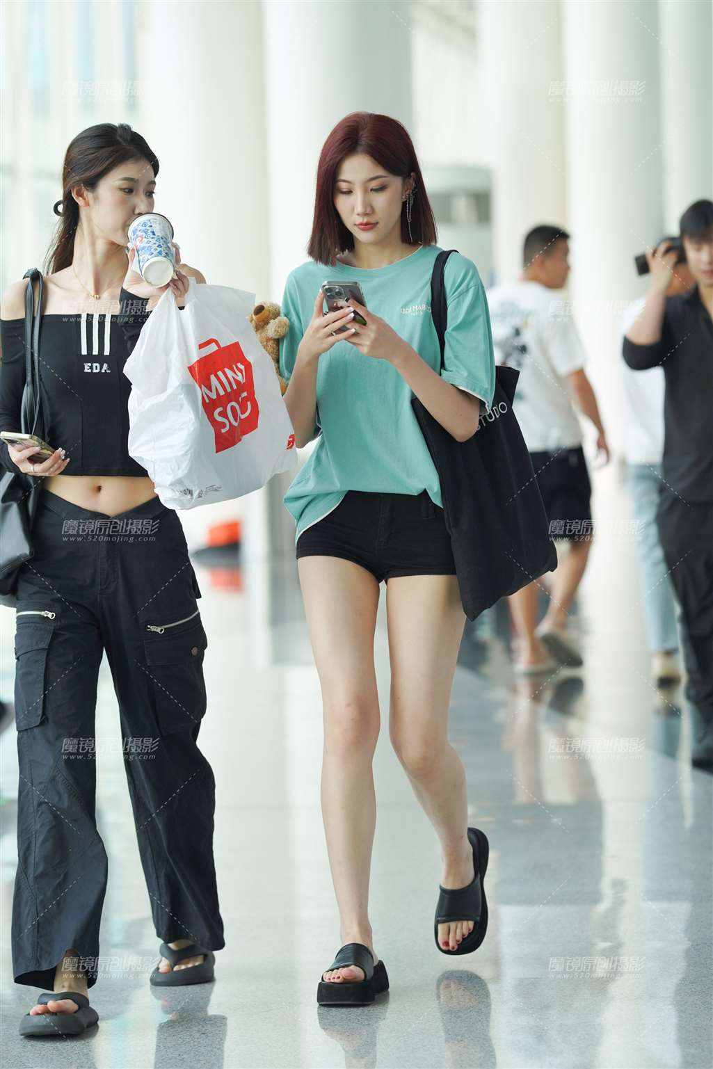 图片[1]-白皙美腿热裤美女-街拍流行馆