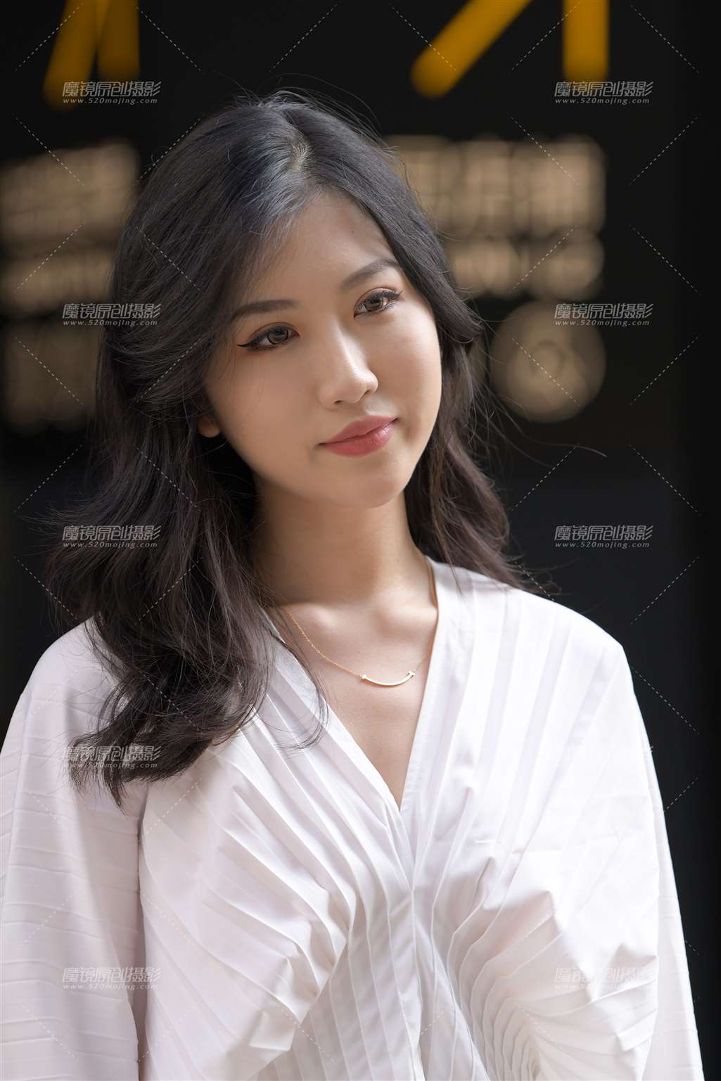 图片[2]-白衣女子-街拍流行馆