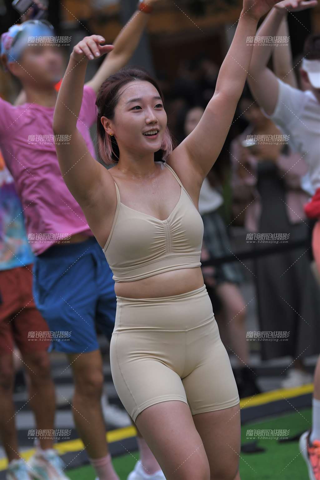 图片[1]-挥撒热汗的米色五分钟-街拍流行馆