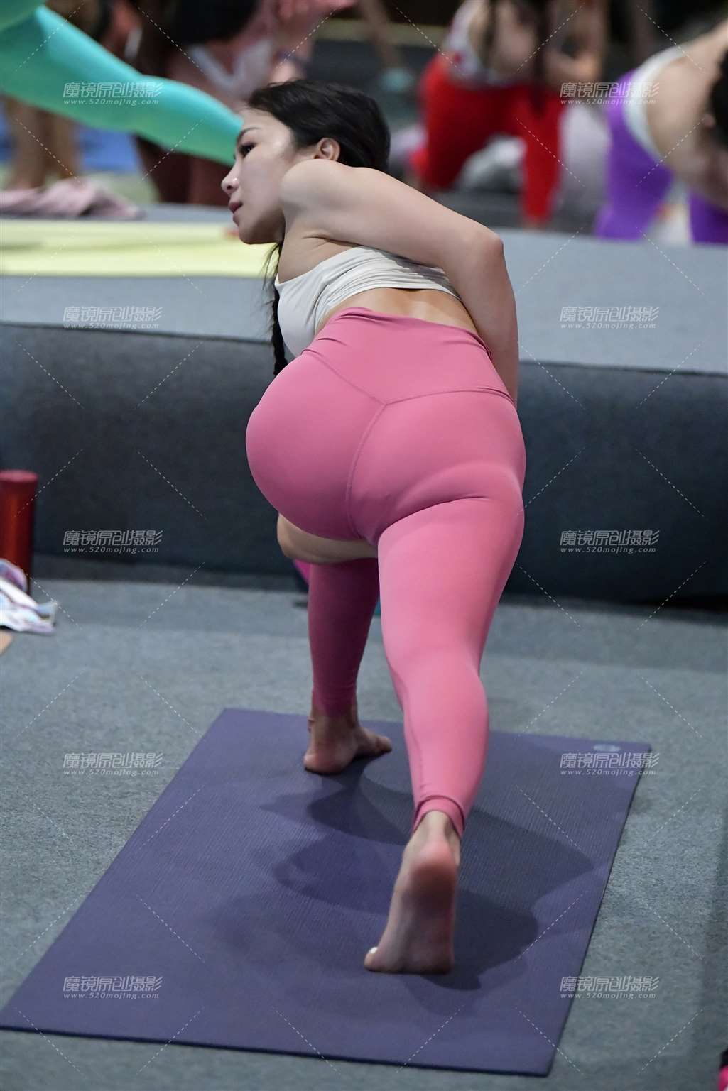 图片[2]-苗条舒展瑜伽美女-街拍流行馆