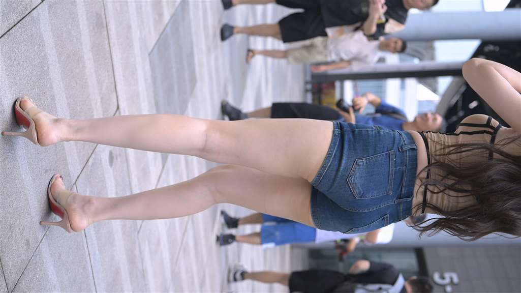 图片[3]-肉感热裤美女图片视频纯享版-街拍流行馆