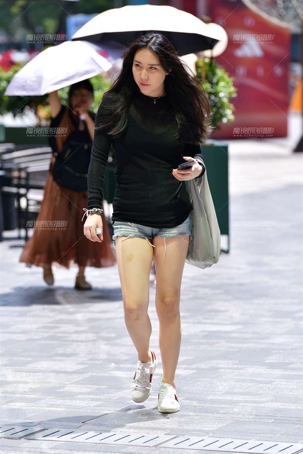 图片[4]-紧身牛仔热裤美女-街拍流行馆