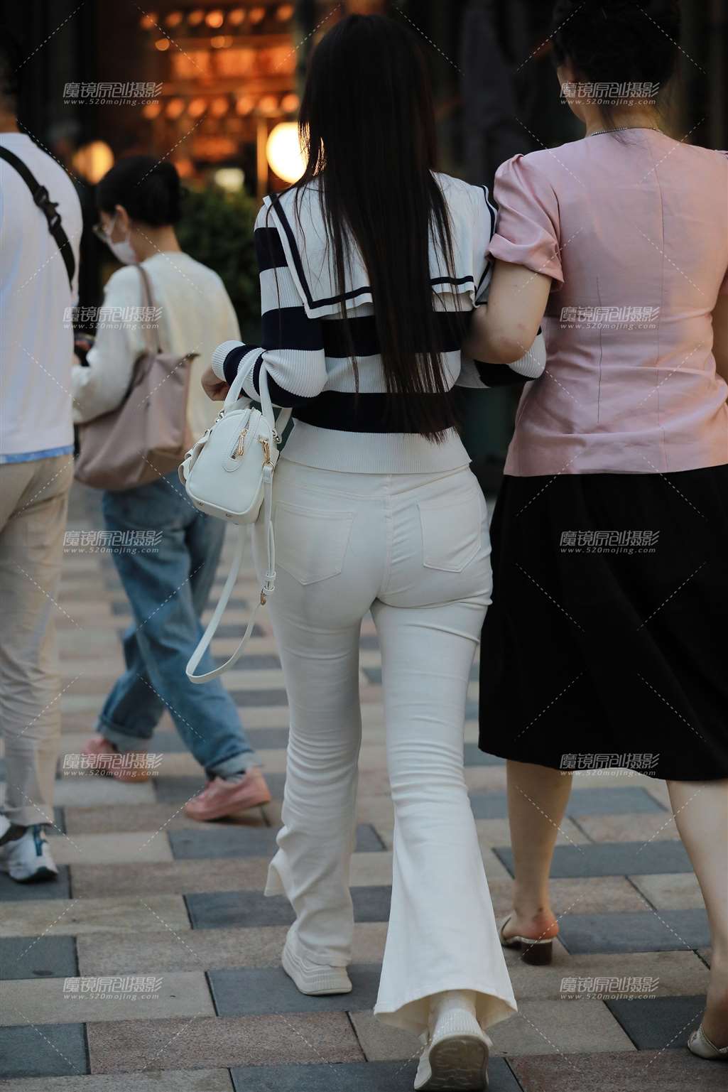 图片[2]-白色紧身裤-街拍流行馆