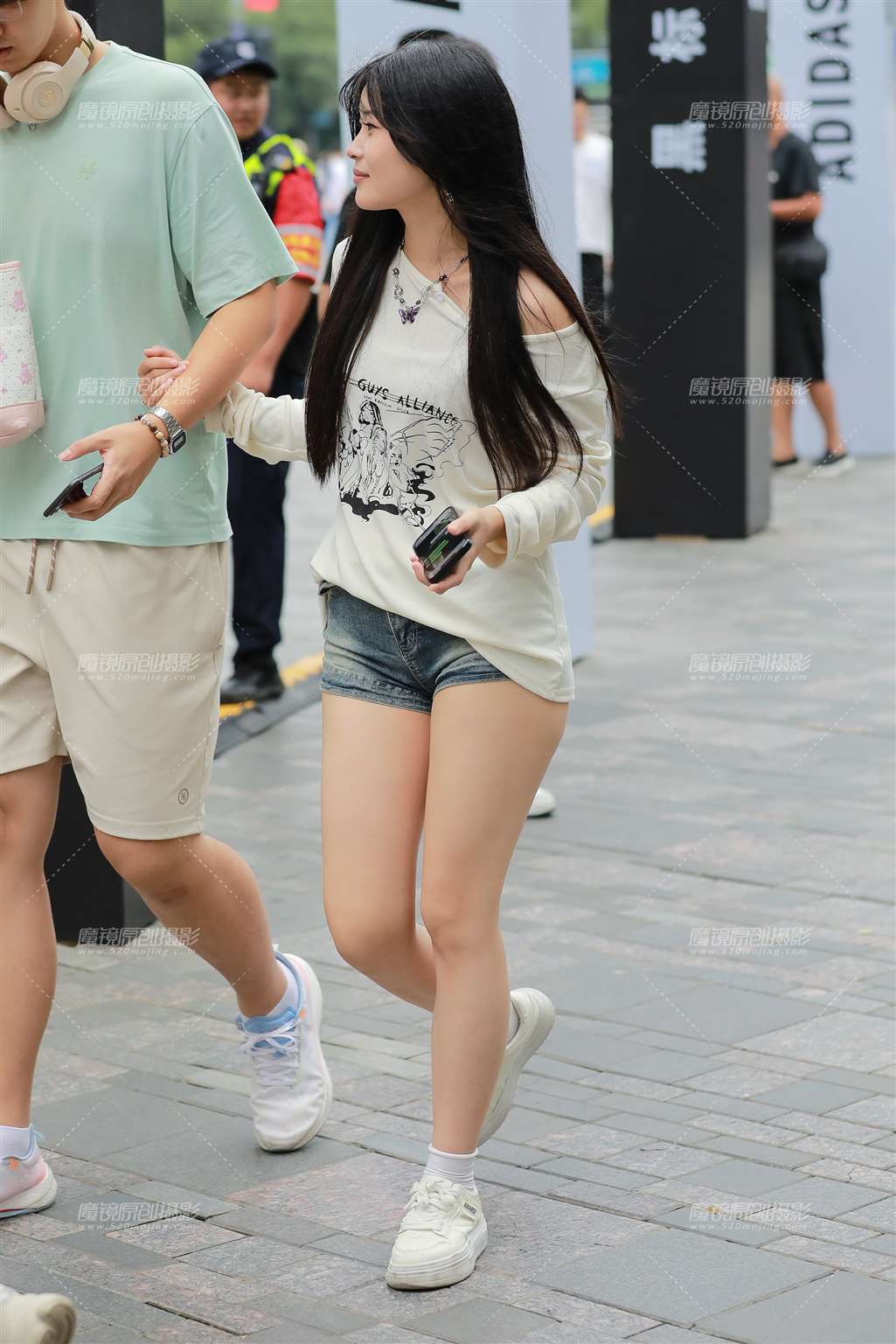 图片[1]-牛仔热裤女友-街拍流行馆