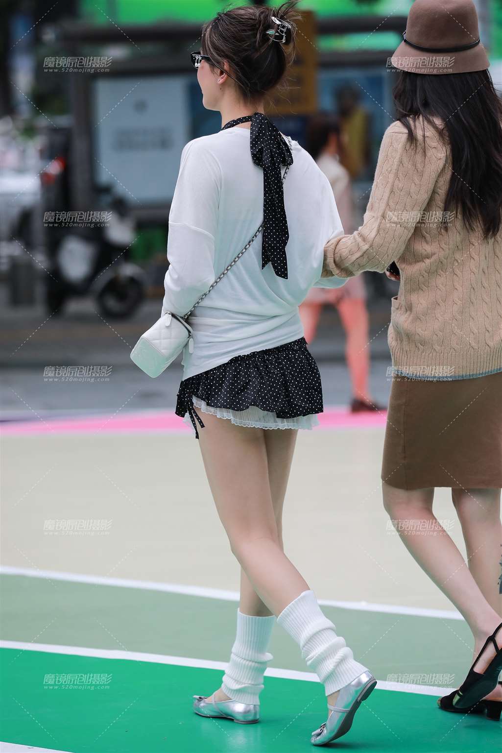 图片[3]-超短裙墨镜美女-街拍流行馆